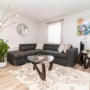 Glamorous New Townhouse - Business And Vacation Travel Bed & Breakfast